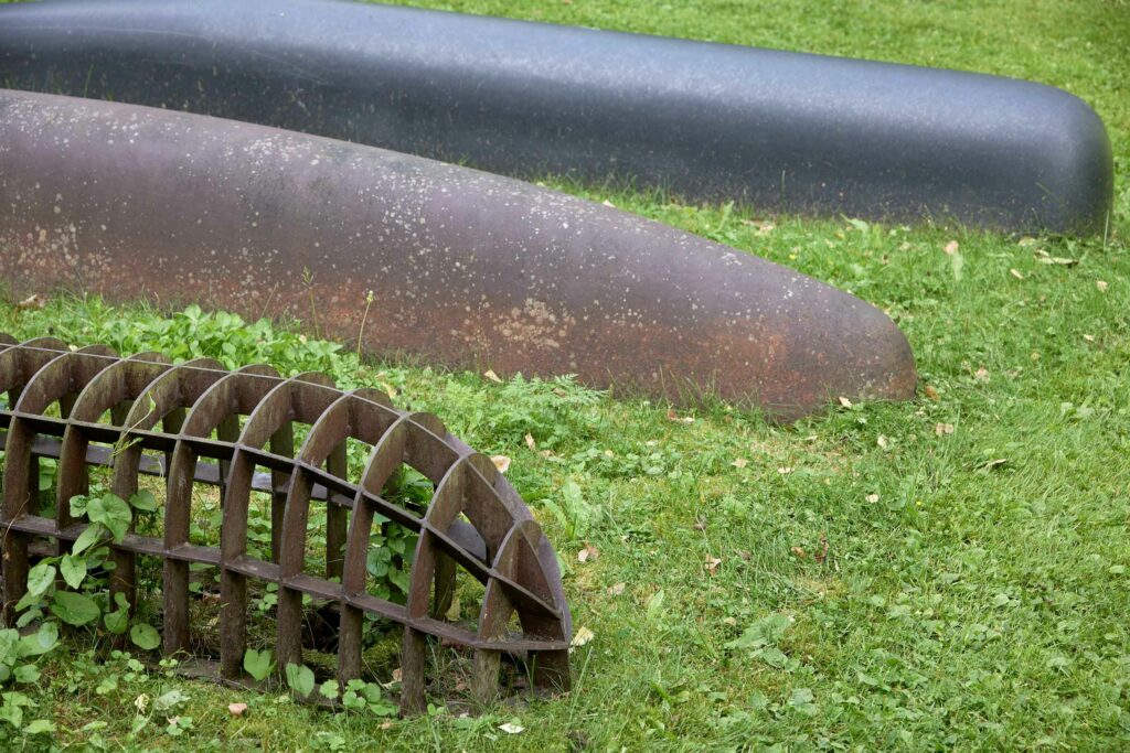 Bård Breivik, Mass and Shell and Construction, 1983. Granite, cast iron and steel. Sara Hildén Foundation