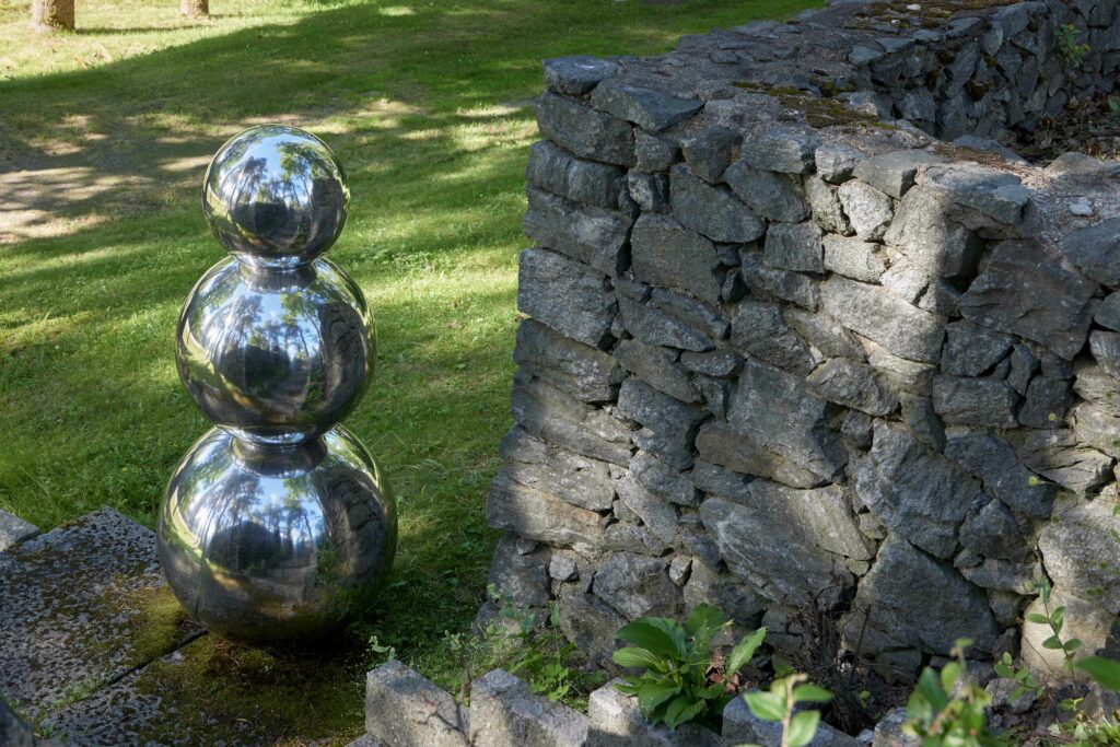 OLO-group: Pasi Karjula (b. 1964) and Marko Vuokola (b. 1967), OLO No: 45, 2007–09. Stainless steel. Sara Hildén Foundation