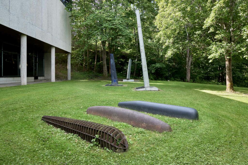 Bård Breivik, Mass and Shell and Construction, 1983. Granite, cast iron and steel. Sara Hildén Foundation