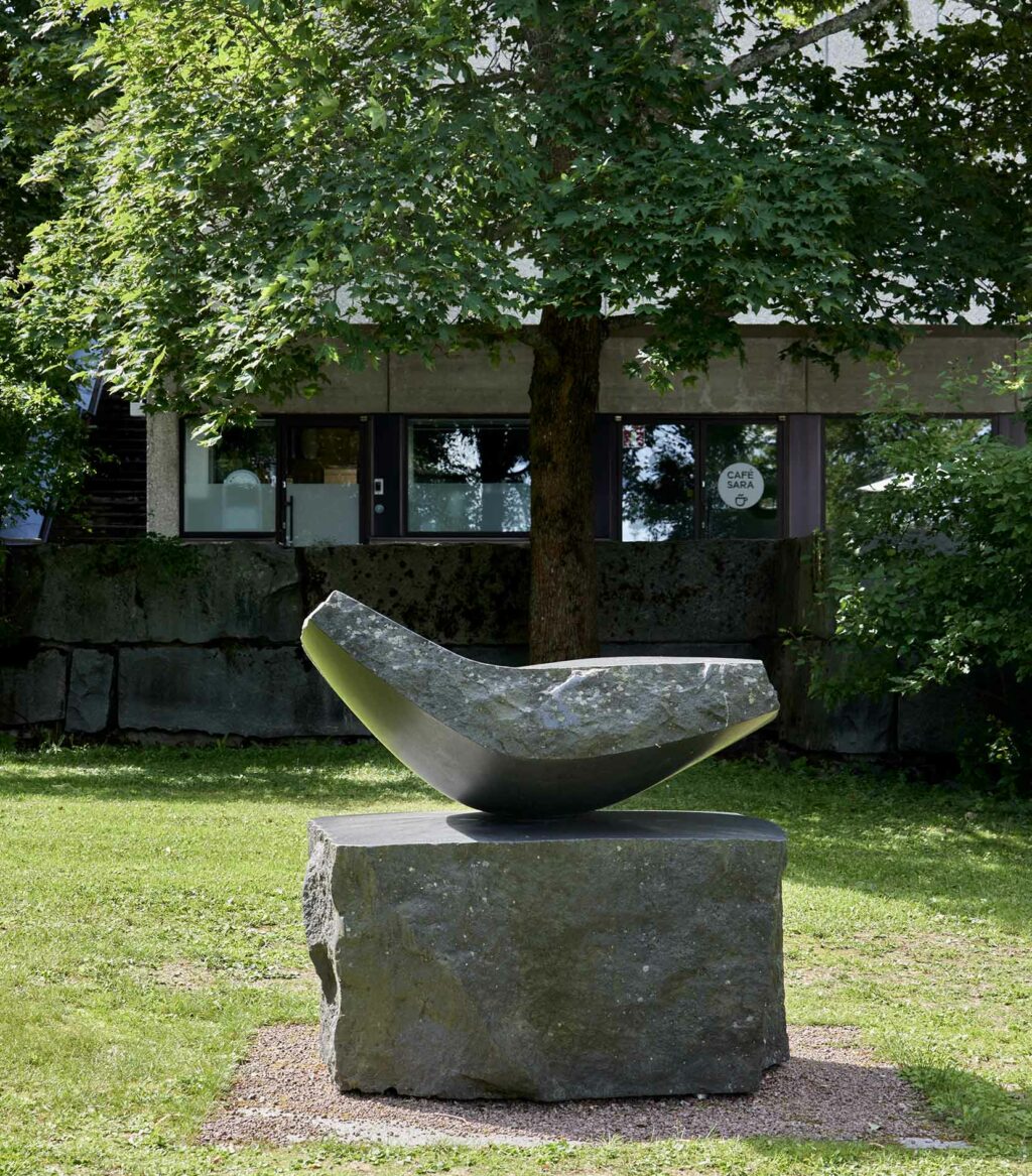 Harry Kivijärvi, On the Beach, 1972. Gabbro. Sara Hildén Foundation