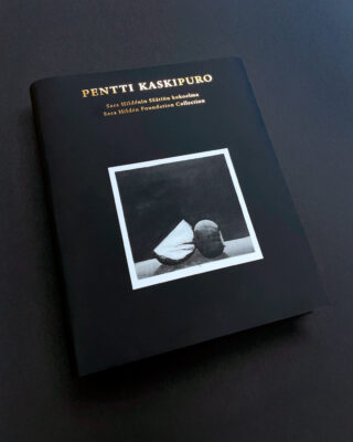 Mustakantinen näyttelyjulkaisu, jonka kannessa kultainen tekstaus ja mustavalkoinen grafiikanvedos.
